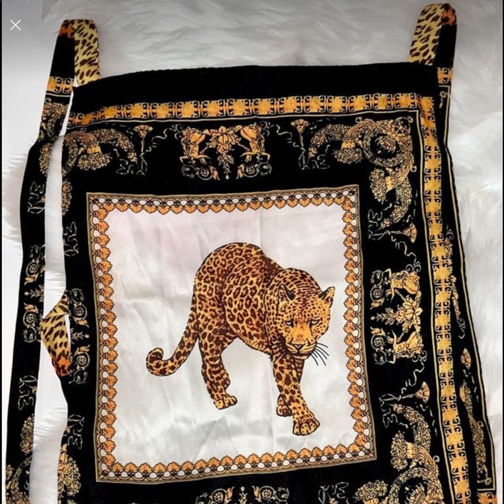 Elegant top with a tiger in it.